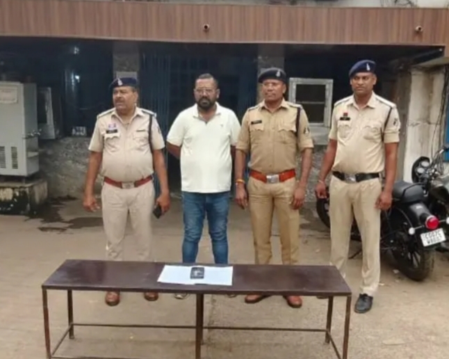 भिलाई में बांग्लादेशी घुसपैठियों को पनाह दिलाने वाला पकड़ा गया: दुर्ग पुलिस की बड़ी कार्रवाई, कई धाराओं में केस दर्ज”