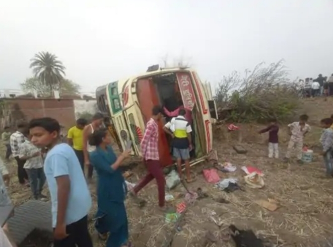तेज रफ्तार और ओवरलोडिंग बनी हादसे की वजह, कोरबा-कवर्धा मार्ग पर पलटी बस, 25 घायल