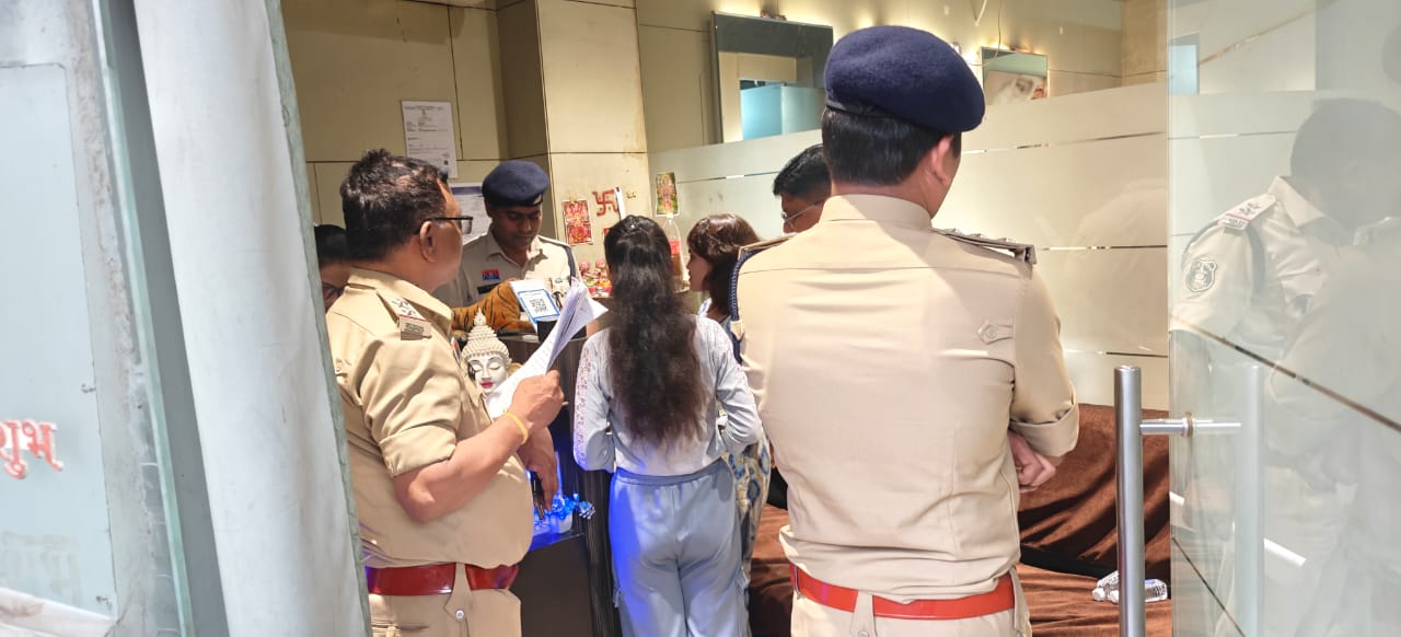 एक साथ कई स्पा सेंटरों पर पुलिस की बड़ी कार्रवाई, कई संचालक हिरासत में