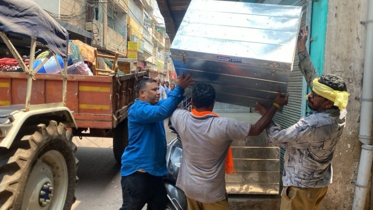 नगर निगम की सख्ती: सड़क पर अतिक्रमण करने वालों के खिलाफ कार्रवाई, सामान जब्त”