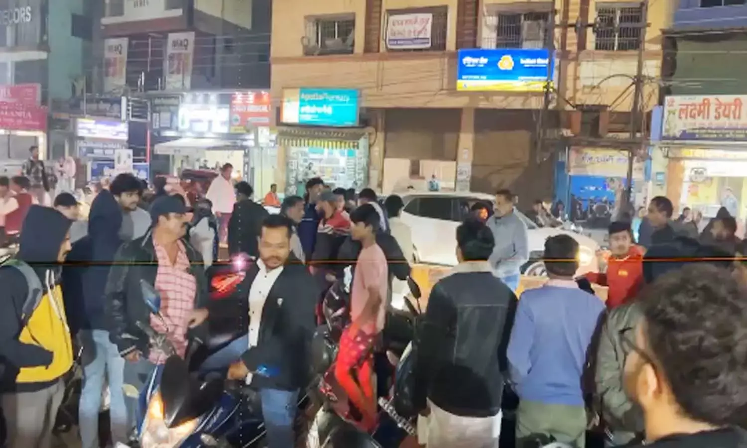 अजब-गजब: कुत्ते ने समोसा खाने से किया इंकार….तो बढ़ गया विवाद, कुत्ते के मालिक ने दुकानदार को पीटा, थाने पहुंचा मामला