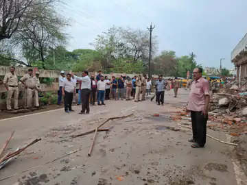 दुर्ग में रेलवे लाइन किनारे अतिक्रमण पर चला बुलडोजर, हाईकोर्ट के आदेश पर 4 दुकानें ध्वस्त